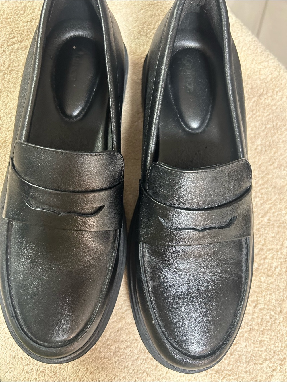 QUINCE Italian leather classic penny loafer with lug soles. Women’s Size 8